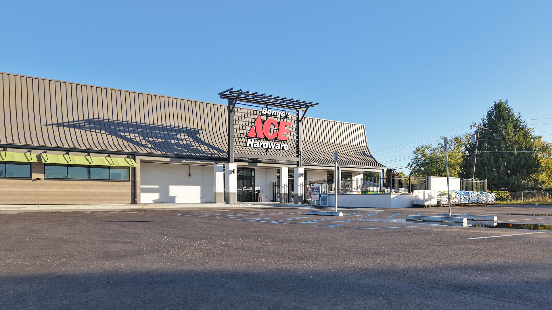 front of business and parking lot of the Benge's Hardware – Anderson home improvement store on Nichol Ave in Anderson, Indiana
