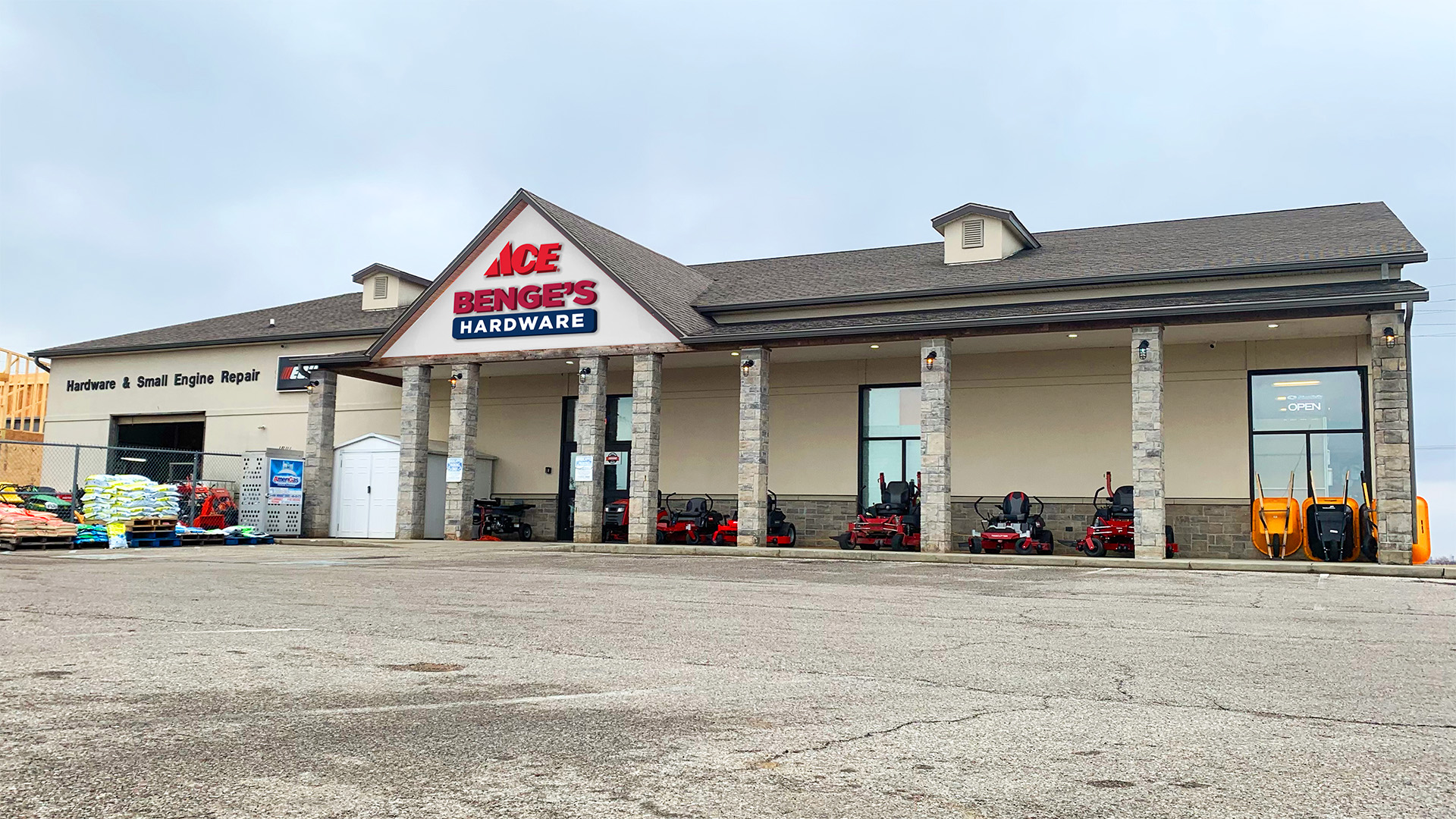 front of business and parking lot of the Benge's Hardware – Bargersville in Bargersville, Indiana